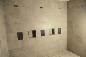  Blick in einen der vier neu gestalteten Dusch­bereiche 