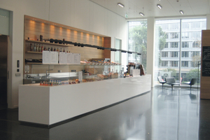  Die Cafeteria im Erdgeschoss ist sowohl  Gastronomie- als auch Kommunikationsbereich für die Mitarbeiter 